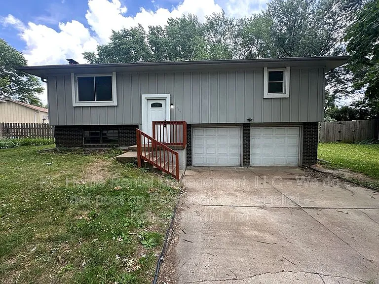 424 NE Lakeview Dr — Photo 1