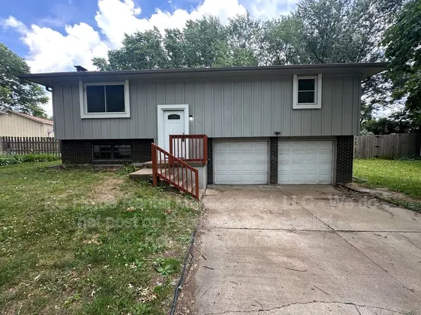 424 NE Lakeview Dr, Blue Springs, MO 64014