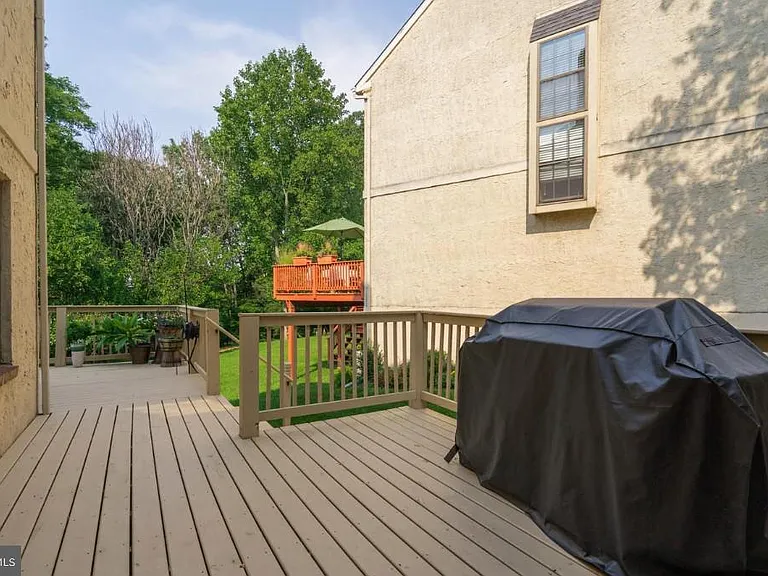 2074 Yorktown S — Photo 47