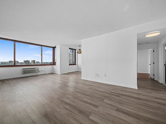 LOTS OF NATURAL LIGHT AND SPACIOUS LIVING ROOM WITH SPECTACULAR NYC SKYLINE VIEW