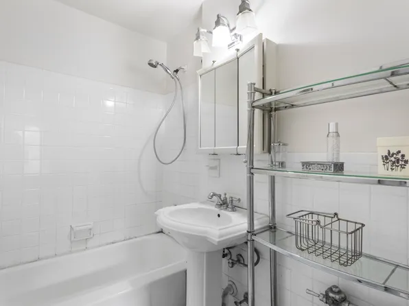 68-15 Selfridge Street image 4 of 13