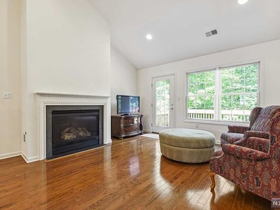 5th image of 35 Hopkins Ct