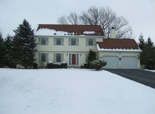 5 Pippin Wood Dr, New Hartford, NY 13413