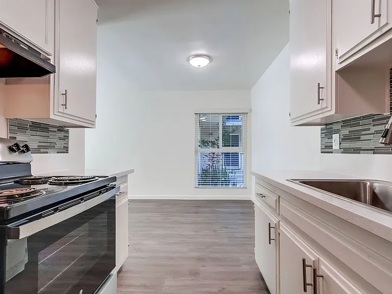 333 W Queen St #1 — Photo 8