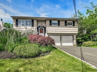 11 Bertlee Dr, Huntington Station, NY 11746