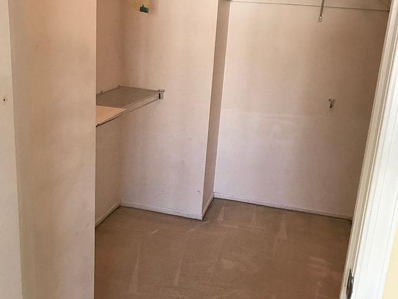 Walk-in Closet 1