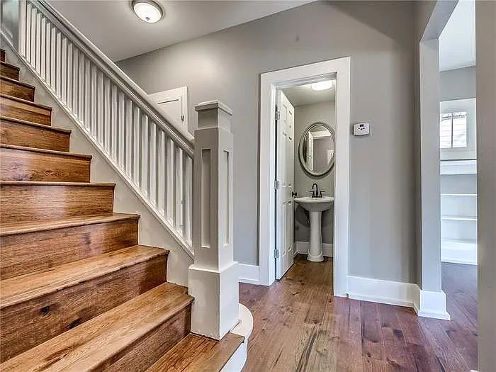 2213 N Shartel Ave — Photo 16