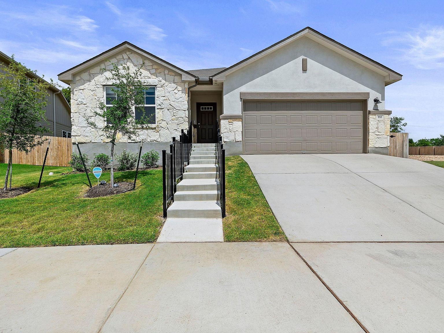 933 Main St, Hutto, TX 78634 Zillow