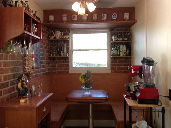 Breakfast nook and bar