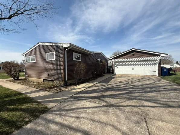 507 W 13th St, Vinton, IA 52349