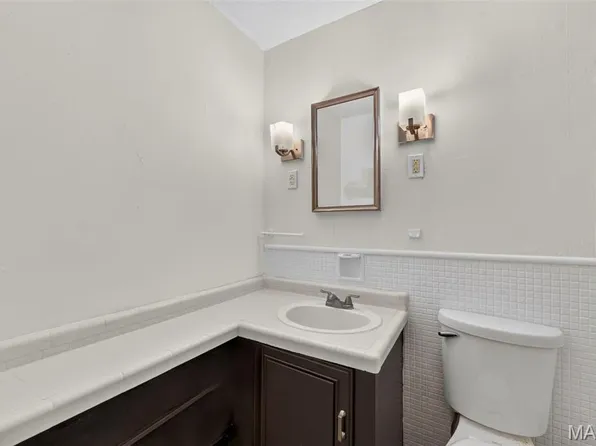 8724 Santa Bella Dr APT H, Hazelwood, MO 63042