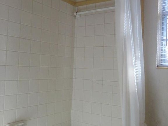 3rd image of 1035 NE 7th Pl