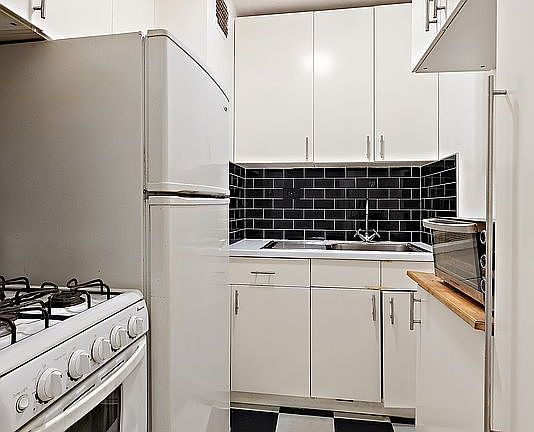 4th image of 301 E 63rd St APT 8D