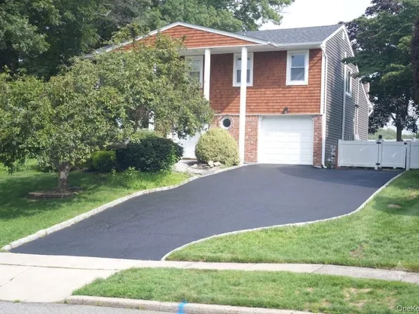 21 Wesleyan Road, Commack, NY 11725