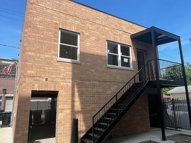 3726 N Racine Ave — Photo 2