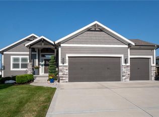 408 SE Brookside Dr, Lees Summit, MO 64063