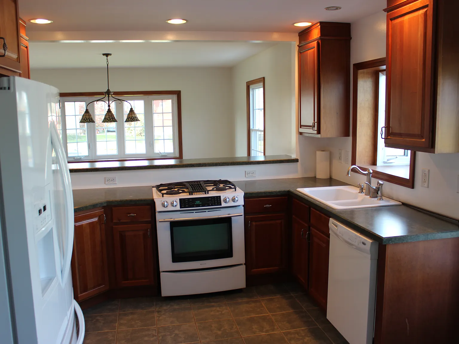 4 bed, 2200 sqft, $2,895 — Photo 2