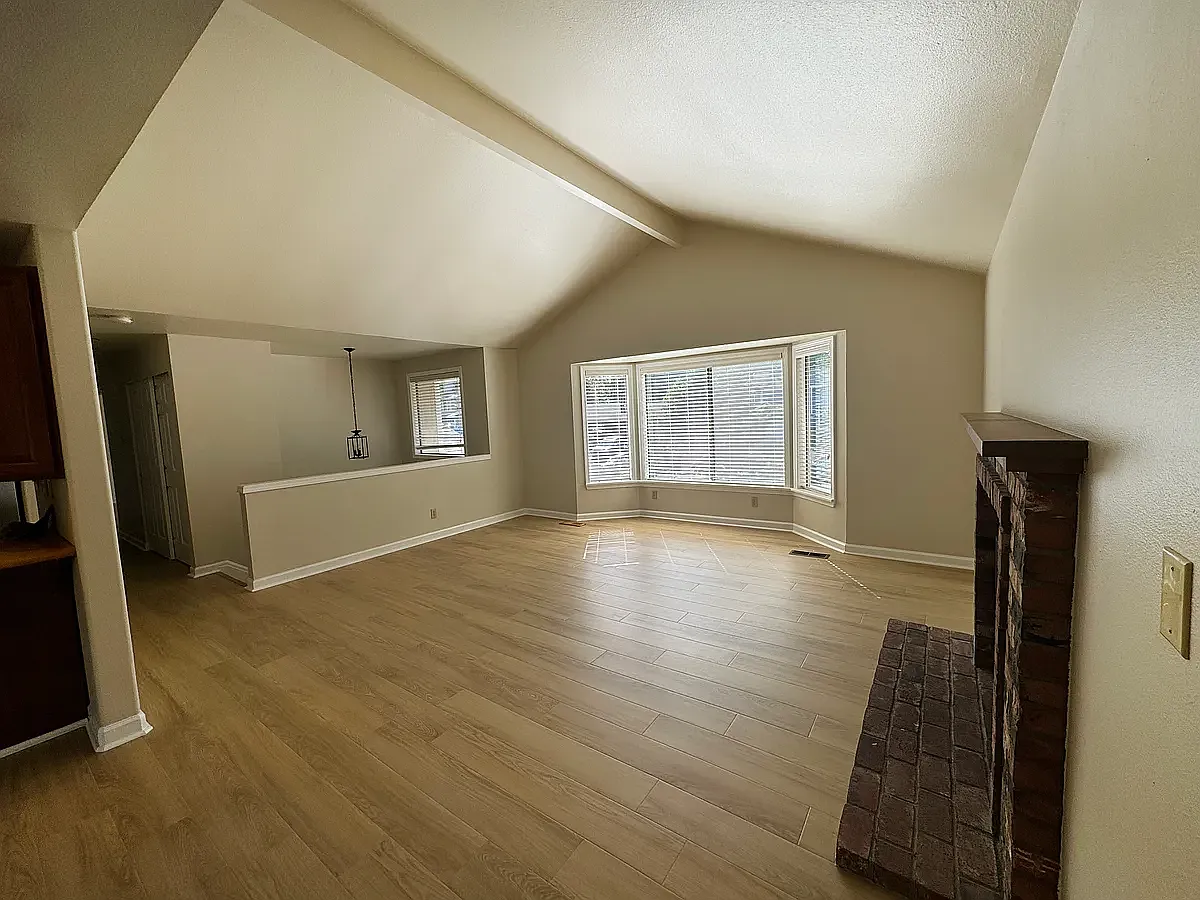 5 bed, 2400 sqft, $4,500 — Photo 4