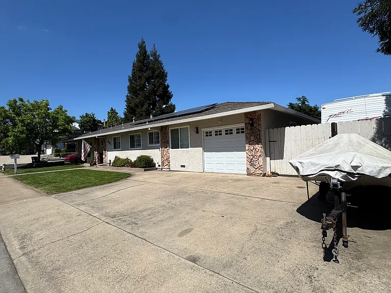 681 David Dr — Photo 2