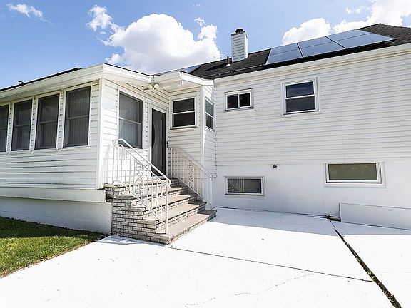 3rd image of 19 Jonquil Cir