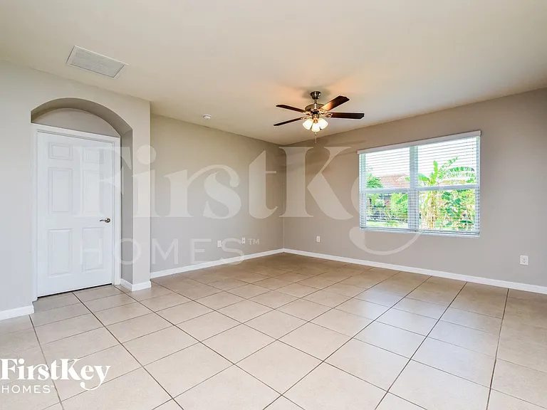 2704 SW 32nd St — Photo 2