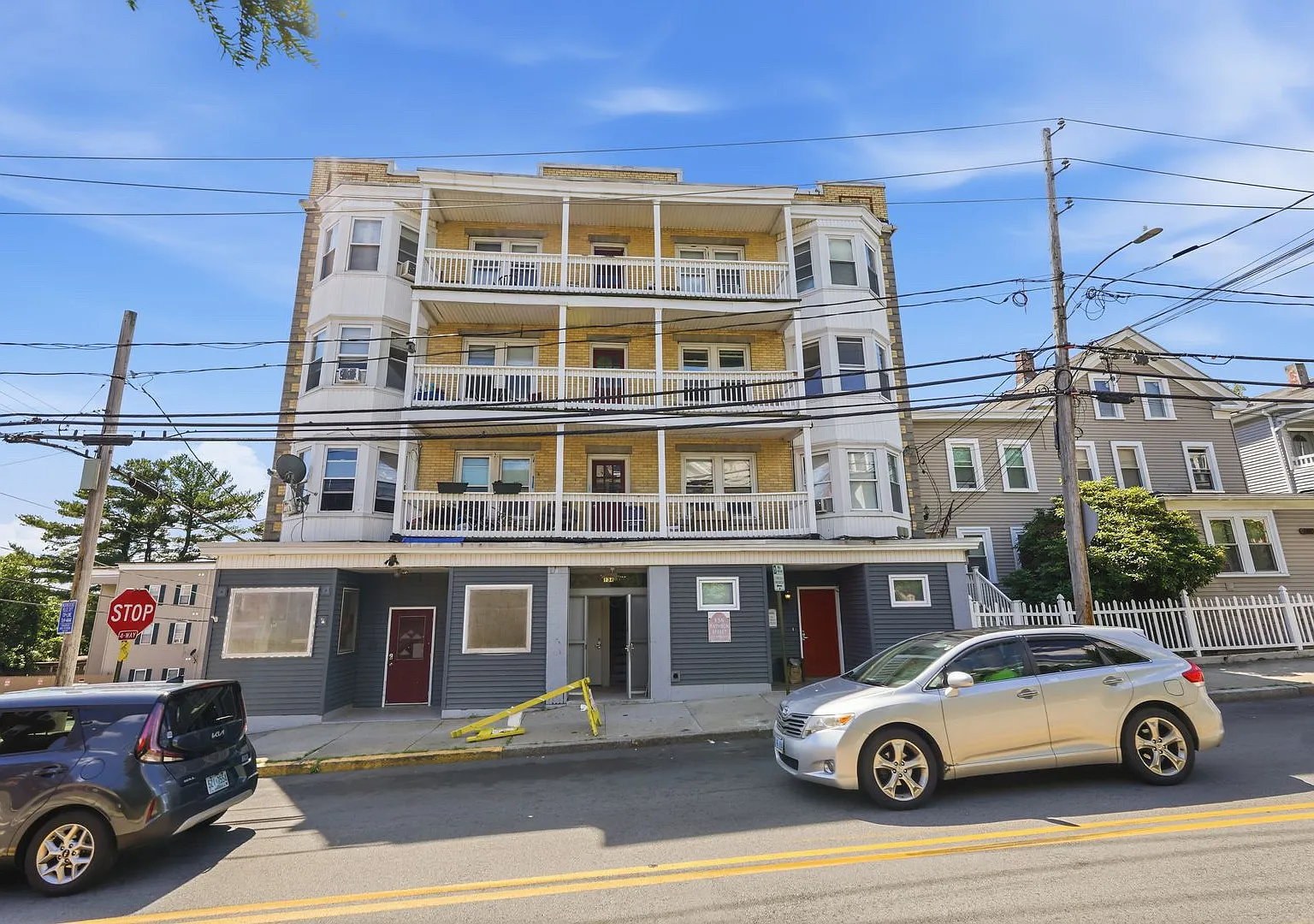 3 bed, 1000 sqft, $1,750 — Photo 1