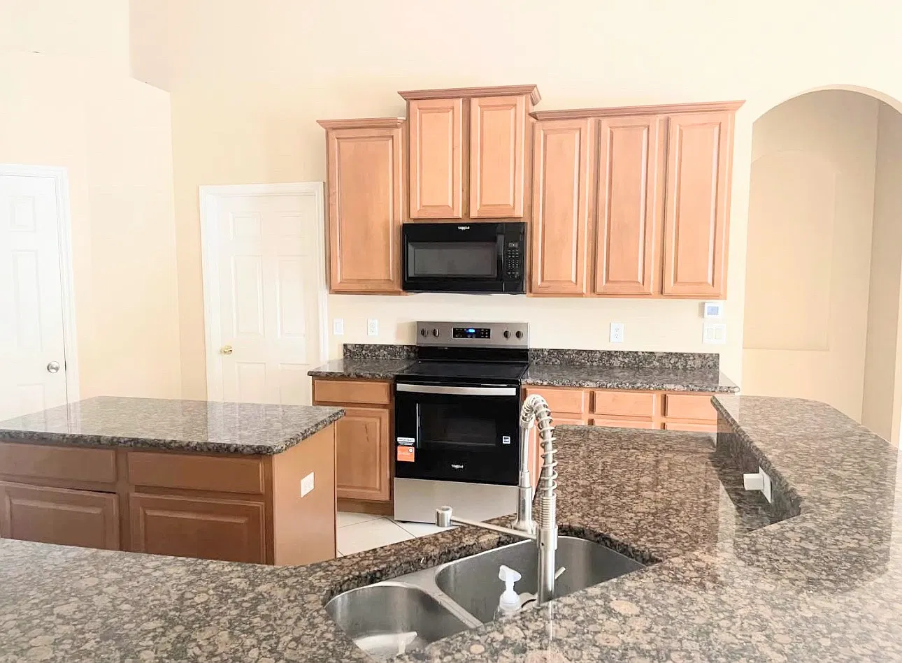4 bed, 2586 sqft, $3,100 — Photo 4