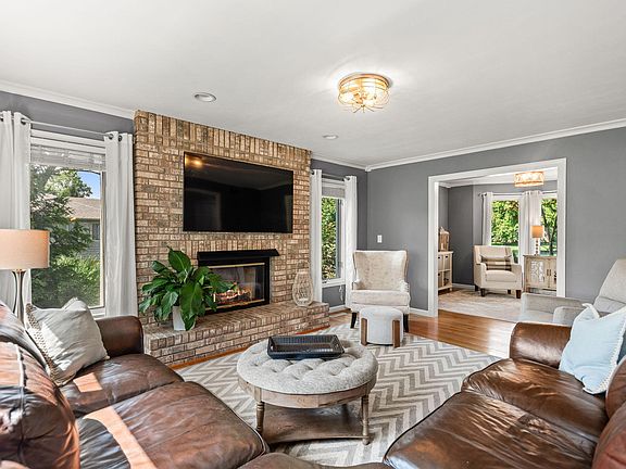 3rd image of 130 Kinsale Ave