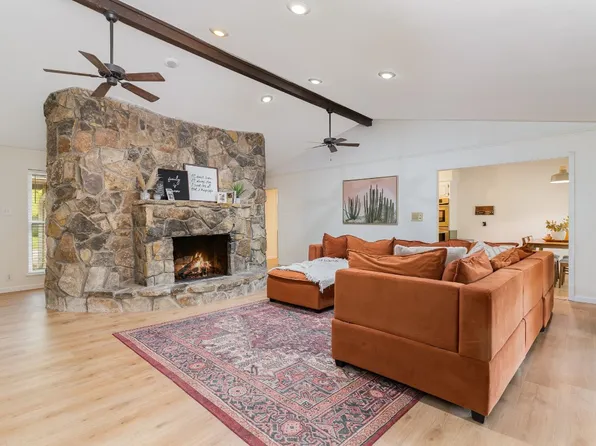 1908 Nancy Lea Dr, Bonham, TX 75418