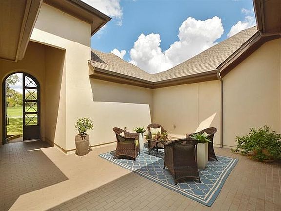 5th image of 224 Margaret Cir