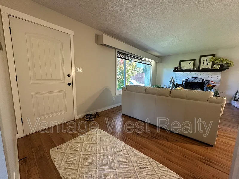 3 bed, 1.0 bath, $2,450 — Photo 4