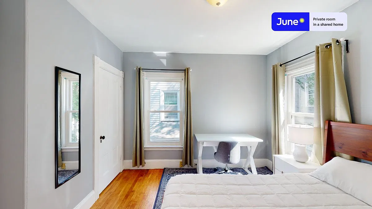 Queen bedroom in 7 bed/2 bath home in Allston #1321 E — Photo 3