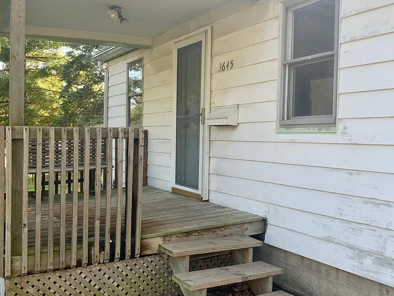 3645 N Leroy Ave — Photo 12