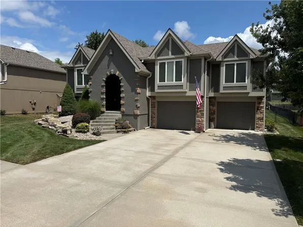 911 Chisam Rd, Kearney, MO 64060
