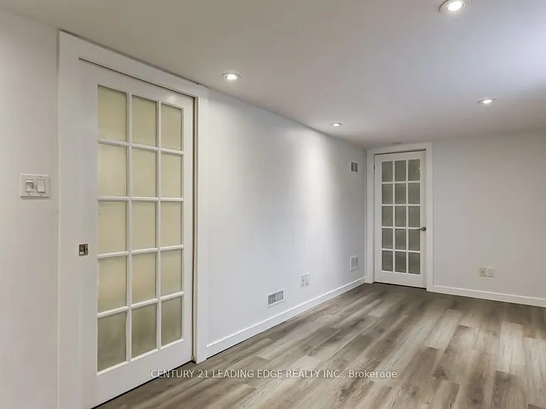 104 Leslie St #LOWER — Photo 11