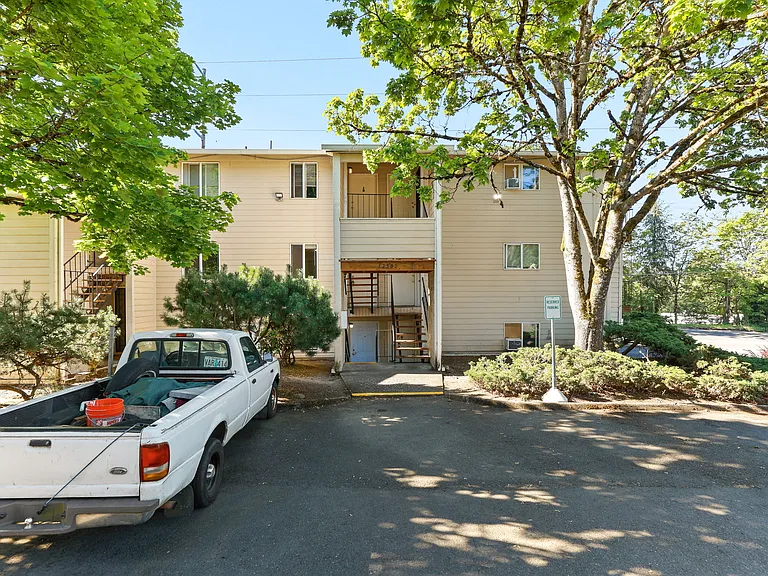 Charbern Apartments — Photo 39