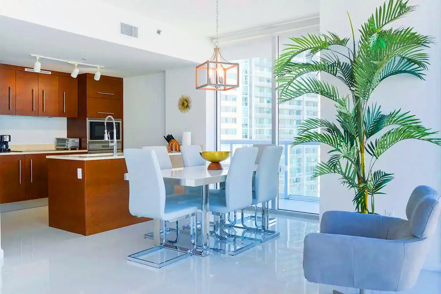 2 bed, 2.0 bath, 1280 sqft, $4,766 — Photo 3