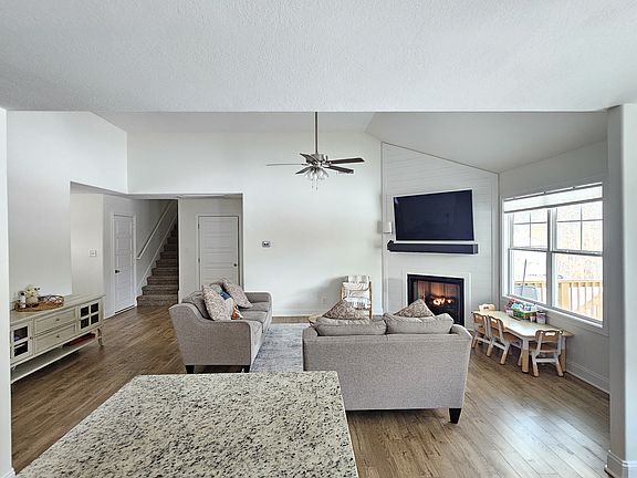 3rd image of 2373 Bridgeport Way
