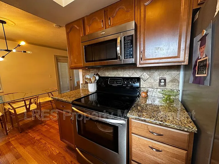 910 Sycamore Ln — Photo 8