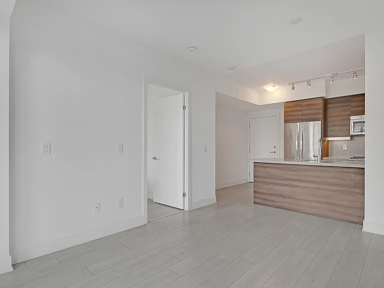 525 Adelaide St W — Photo 10