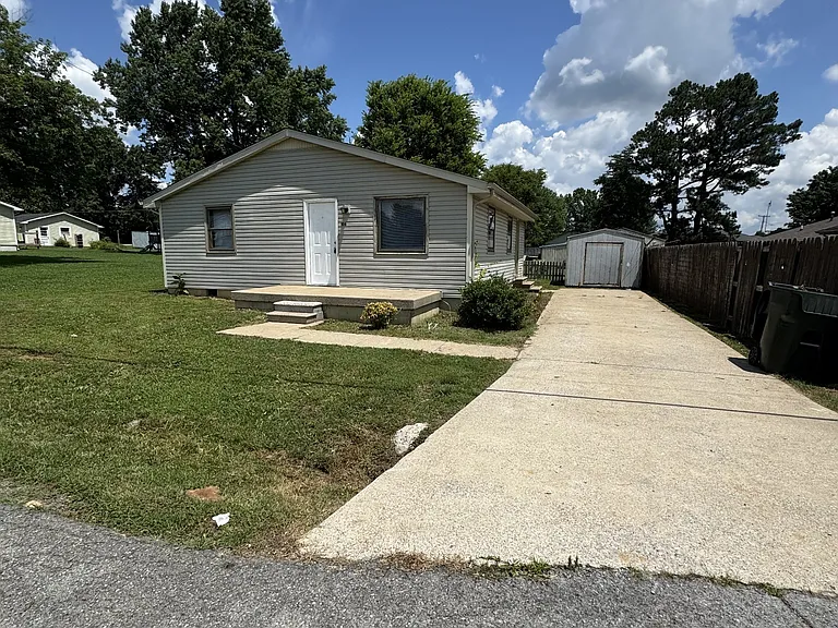 106 Dickerson Ln — Photo 2