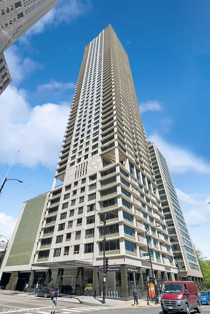 130 E Oak St APT 22B photo 1