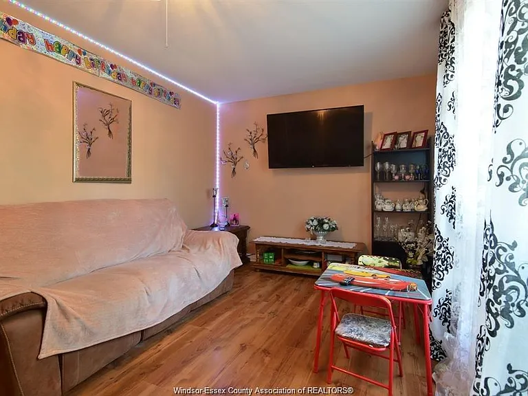 5468 Lassaline Ave — Photo 11