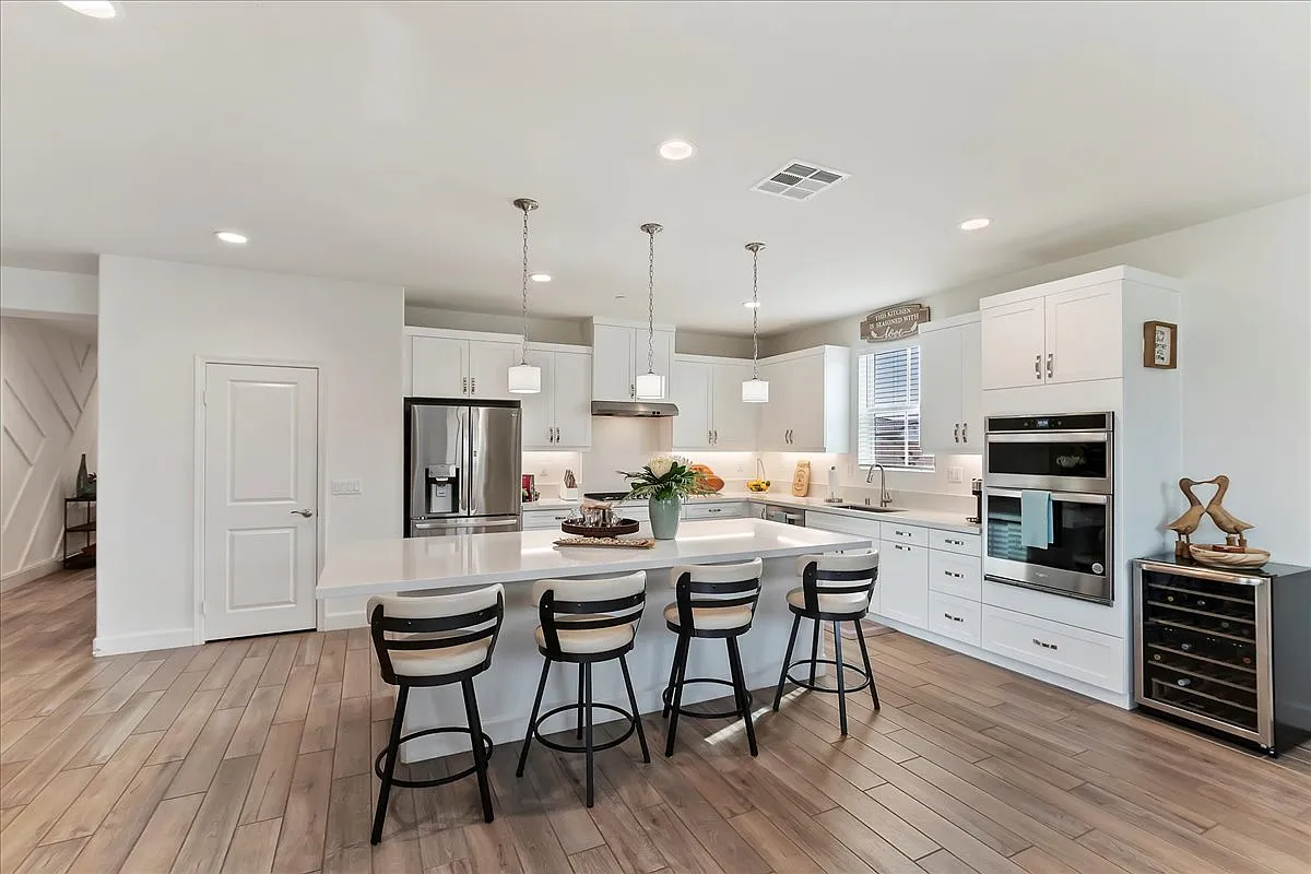3 bed, 2333 sqft, $10,000 — Photo 2