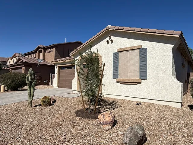 3 bedroom 2 bath home with community pool in Surprise — Photo 2