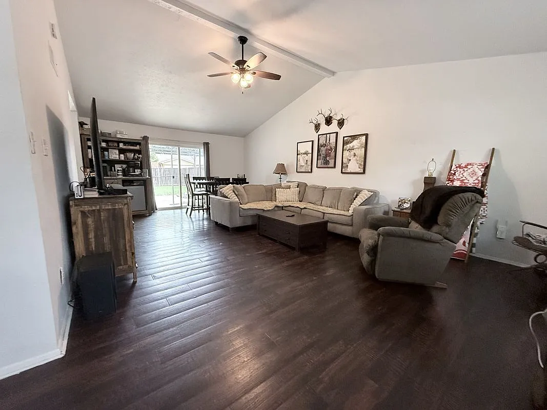 3 bed, 2.0 bath, 1419 sqft, $2,100 — Photo 2