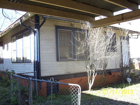 3rd image of 916 N Sycamore St