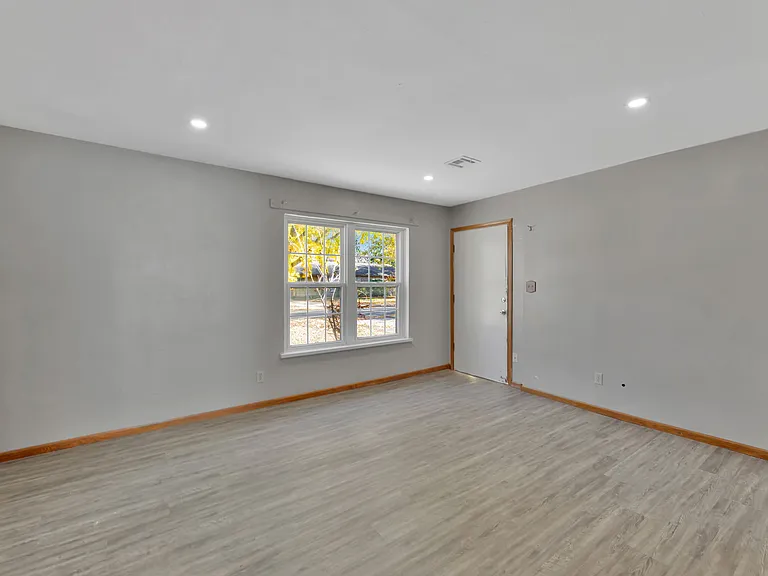 1937 N Garland Ave — Photo 4