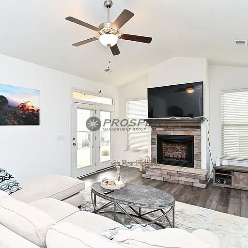 3 bed, 2.0 bath, 1788 sqft, $2,095 — Photo 2