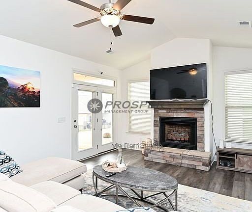2nd image of 120 Shumard Ln
